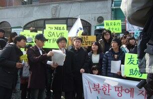 지난 3일 오후 2시 서울 효자동 주한 중국대사관 앞에서 지성호 나우 회장이 강제 북송을 반대하는 성명서를 읽고 있다.