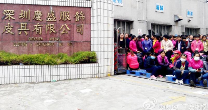 12月15日，深圳慶盛服飾皮具工廠工人在工廠靜坐，等待廠方答應訴求。（維權人士提供）