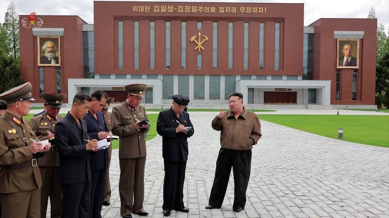 지난 15일 완공된 북한 노동당 중앙간부학교 건물 외벽 양쪽에 마르크스와 레닌의 대형 초상화가 설치돼 있다. [조선중앙TV 화면]