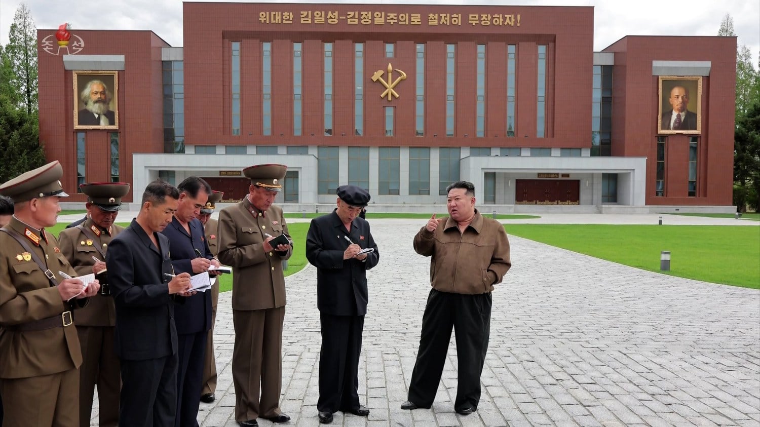 지난 15일 완공된 북한 노동당 중앙간부학교 건물 외벽 양쪽에 마르크스와 레닌의 대형 초상화가 설치돼 있다. [조선중앙TV 화면]