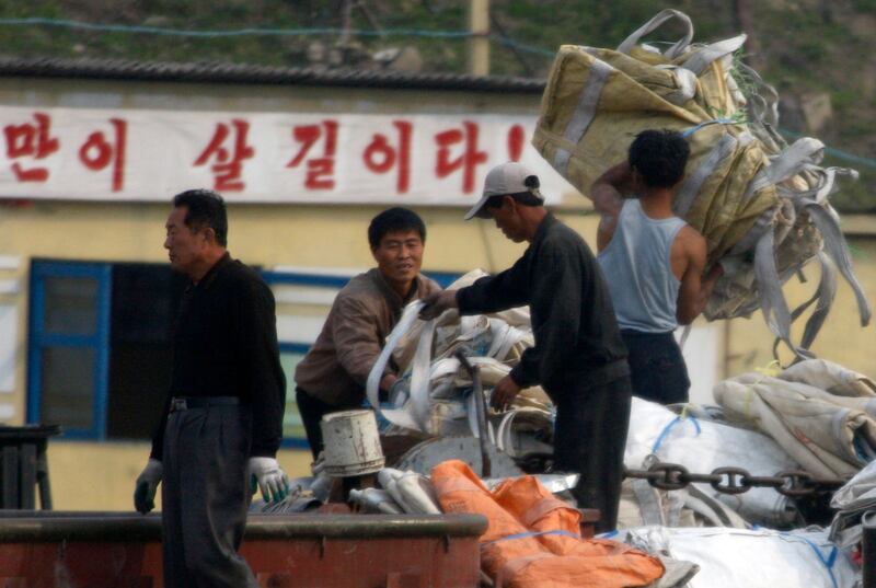 2009년 6월, 신의주 강변에서 북한 노동자들이 일을 하고 있는 모습.