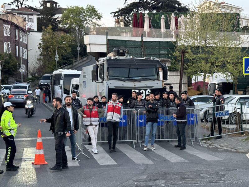 بارىن قىرغىنچىلىقىنىڭ 34 يىللىقنى خاتىرىلەش مۇناسىۋىتى بىلەن ئىستانبۇلدىكى خىتاي كونسۇلخانىسى ئالدىدا ئۆتكۈزۈلگەن نامايىشتىن كۆرۈنۈش. 2024-يىلى 5-ئاپرېل، تۈركىيە.