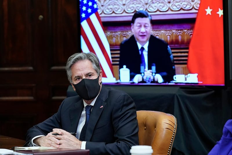 2021年11月1日,美国国务卿布林肯于美国总统拜登和中国国家主席习近平举行视讯会谈时,在旁倾听。(美联社)