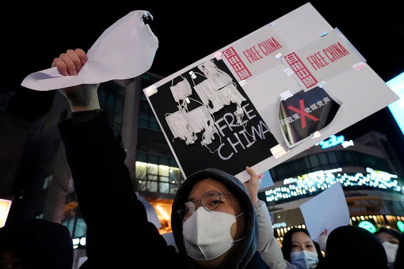 11月30日，示威者手持白纸在韩国首尔市谴责中国政府持续清零防疫政策。 (美联社)