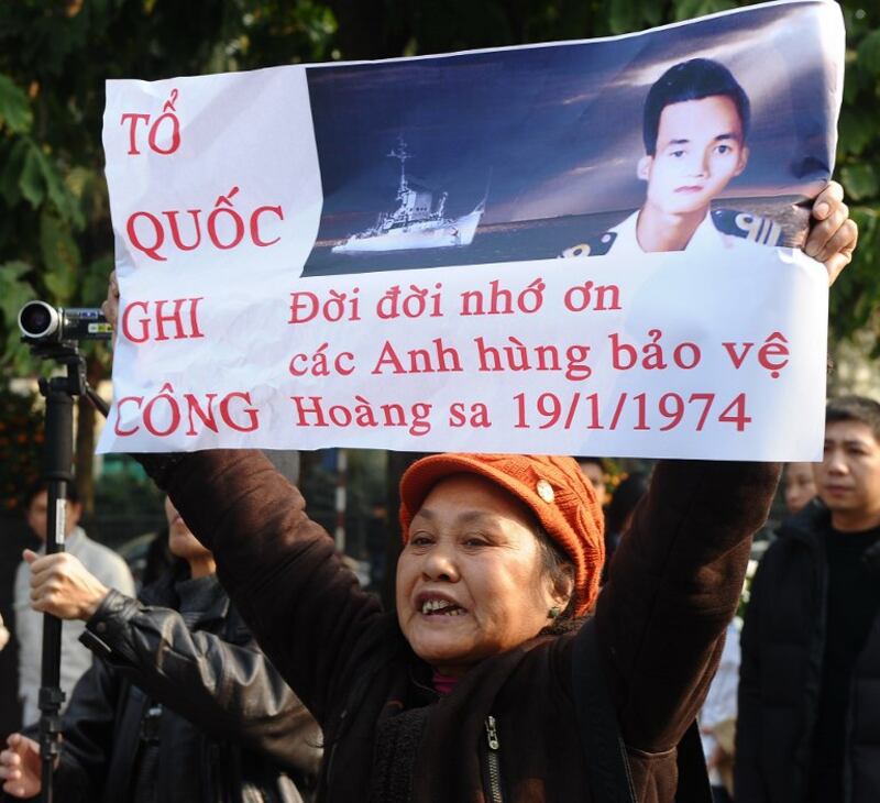 Hình minh hoạ. Biểu tình phản đối Trung Quốc ở Hà Nội hôm 19/1/2014 đánh dấu 40 năm trận chiến Hoàng Sa với Trung Quốc. Người biểu tình cầm tấm biểu ngữ với hình của sĩ quan Hải quân Nguỵ Văn Thà đã hy sinh trong trận chiến bảo vệ Hoàng Sa năm 1974.