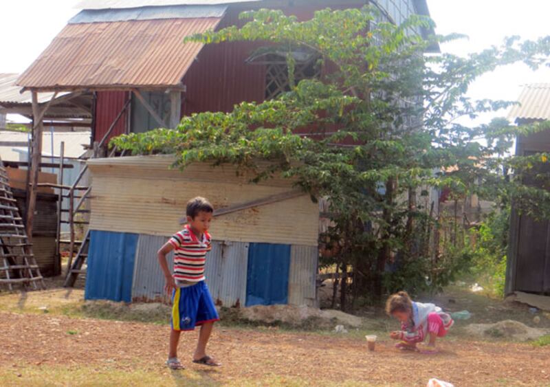 ក្មេងៗ​កូន​អតីត​អ្នក​បុរីកីឡា លេង​នៅ​ក្នុង​ភូមិ​នៅ​តំបន់​ភ្នំបាត។ រូបថត​ថ្ងៃ​២១ កុម្ភៈ ឆ្នាំ​២០១៤