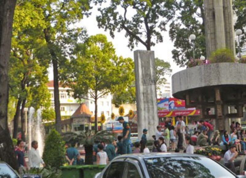 Thanh niên xung phong giữ an ninh ngăn chặn biểu tình tại Hồ Con Rùa, Sài Gòn