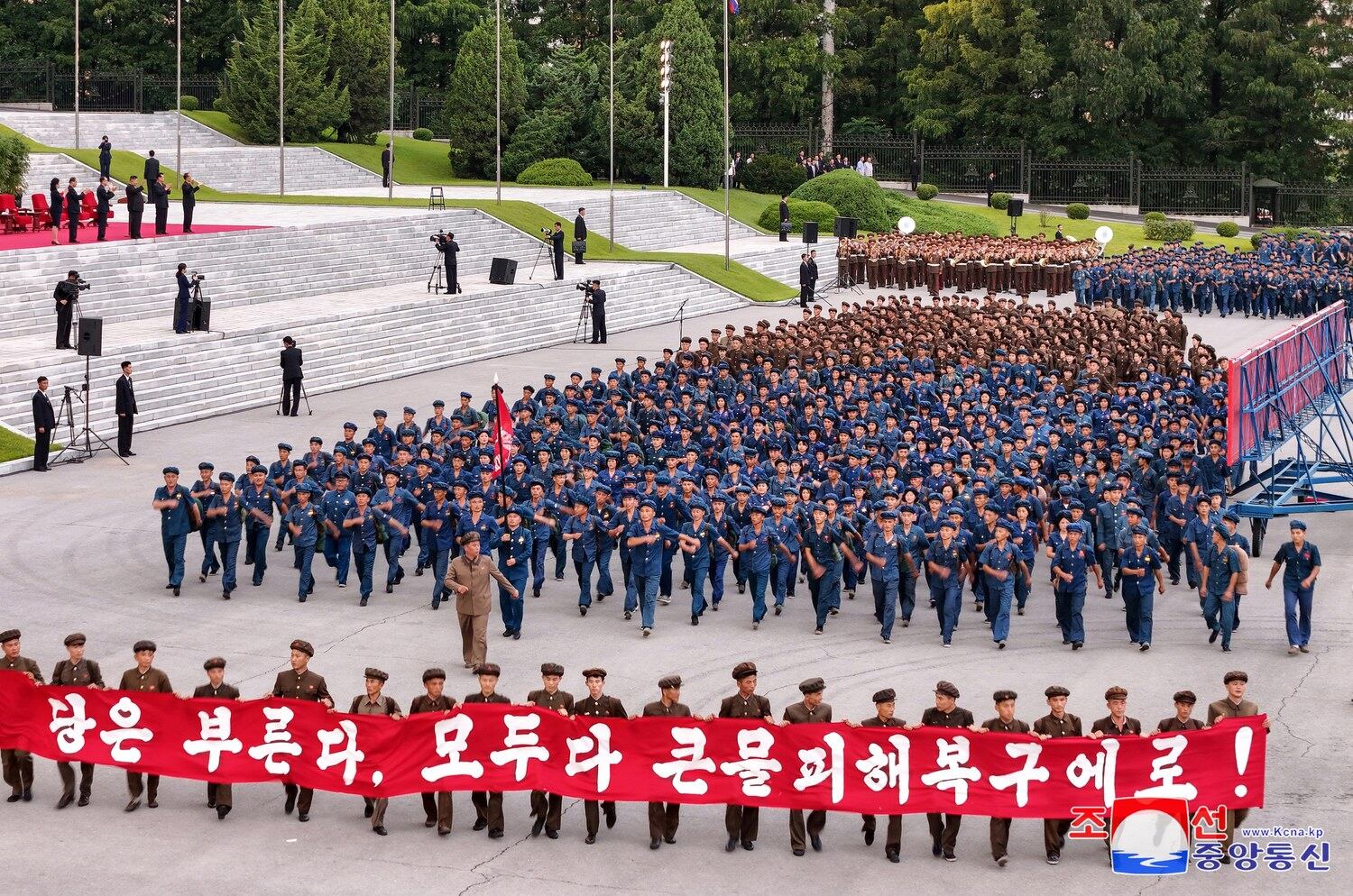 지난 6일 평양에서 진행된 평안북도 피해복구 전구에 파견되는 백두산영웅청년돌격대 진출식 모습.