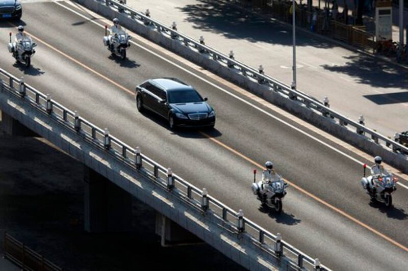 Cảnh sát Bắc Kinh hộ tống chiếc limousine được cho là đang chở nhà lãnh đạo Bắc Hàn Kim Jong Un. ảnh chụp ngày 19/6/2018.