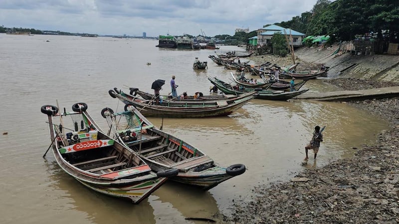ကြည့်မြင်တိုင်မြို့နယ်၊ ဗားကရာရှိ ဆိပ်ကြီးဦးမြ (ဦးမြငါးစင်)တွင် ရပ်နားထားသည့် သမ္ဗန်များအား ၂၀၂၄ ခုနှစ်၊ ဇူလိုင်လ ၁၀ ရက်နေ့က တွေ့ရစဥ်။ (Photo: RFA)