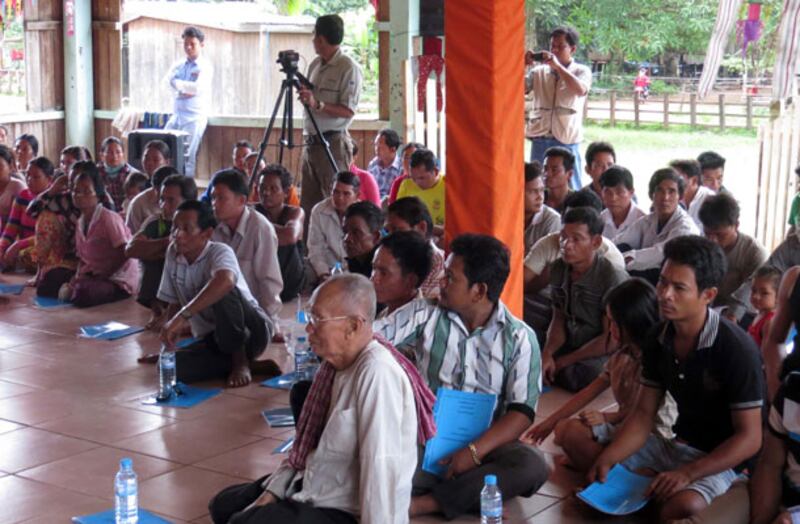 ប្រជាពលរដ្ឋ​ភូមិស្រែគរ១ និង​ស្រែគរ២ ចូល​រួម​ប្រជុំ​ជាមួយ​ក្រុម​ការងារ​ផ្សព្វផ្សាយ​សំណង​ផល​ប៉ះពាល់​ទាក់ទង​គម្រោង​សាងសង់​ទំនប់​វារីអគ្គិសនី​សេសាន​ក្រោម​២ ស្រុក​សេសាន ខេត្ត​ស្ទឹងត្រែង កាល​ពី​ព្រឹក​ថ្ងៃ​ទី​១៤ កក្កដា ២០១៤។