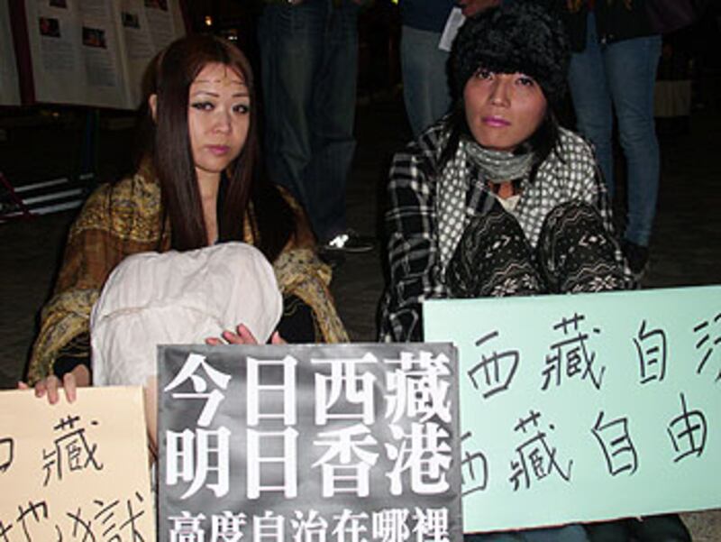 HK_Tibetan_2girls350.jpg