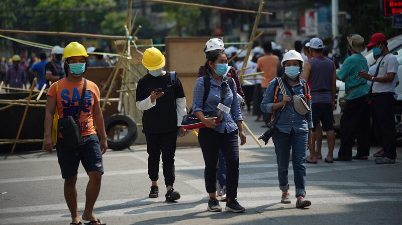 ၂၀၂၁ ခုနှစ်က စစ်အာဏာရှင်ဆန့်ကျင်ရေးဆန္ဒပြပွဲကို သတင်းရယူခဲ့သည့် သတင်းသမားများအား တွေ့ရစဉ်။ (Photo: Citizen Journalist)