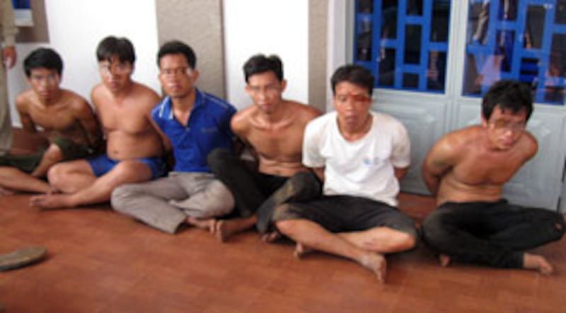 ២៤-មករា-២០១៣៖ ជន​សង្ស័យ​ប្លន់​លុយ​ធនាគារ​អេស៊ីលីដា ដែល​សមត្ថកិច្ច​ចាប់​បាន នៅ​ស្នងការដ្ឋាន​នគរបាល​ខេត្ត​កំពង់ចាម។