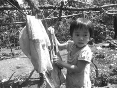 Giặt và phơi quần áo là công việc quen thuộc của bé Diện. Courtesy Người đưa tin