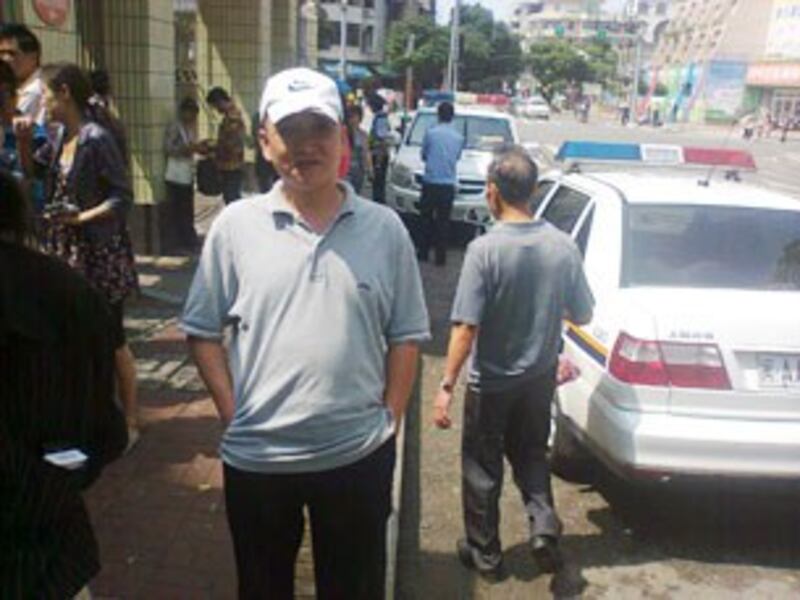 图片：访民林旭光在福清法院外。（访民提供）