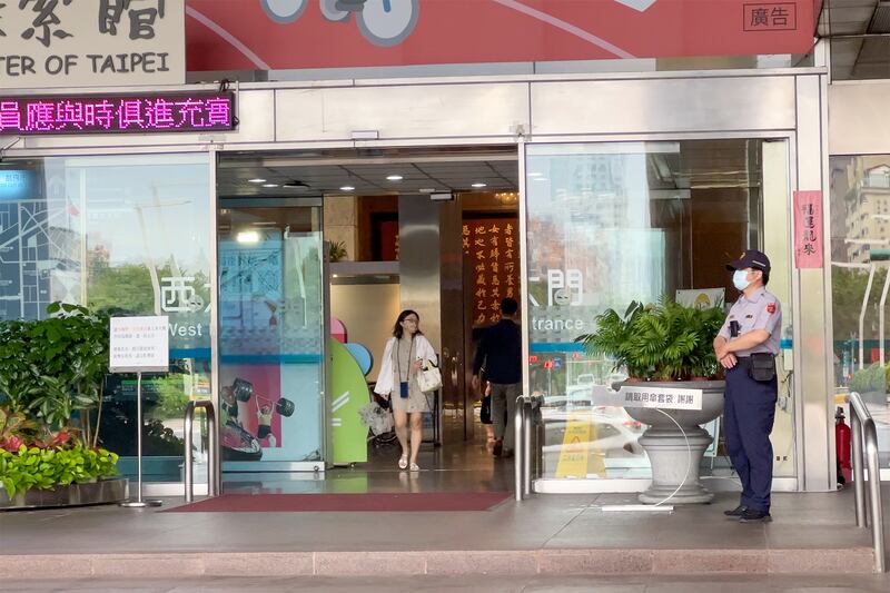 台北市政府中門大開，市民可自由出入。（鍾廣政攝）