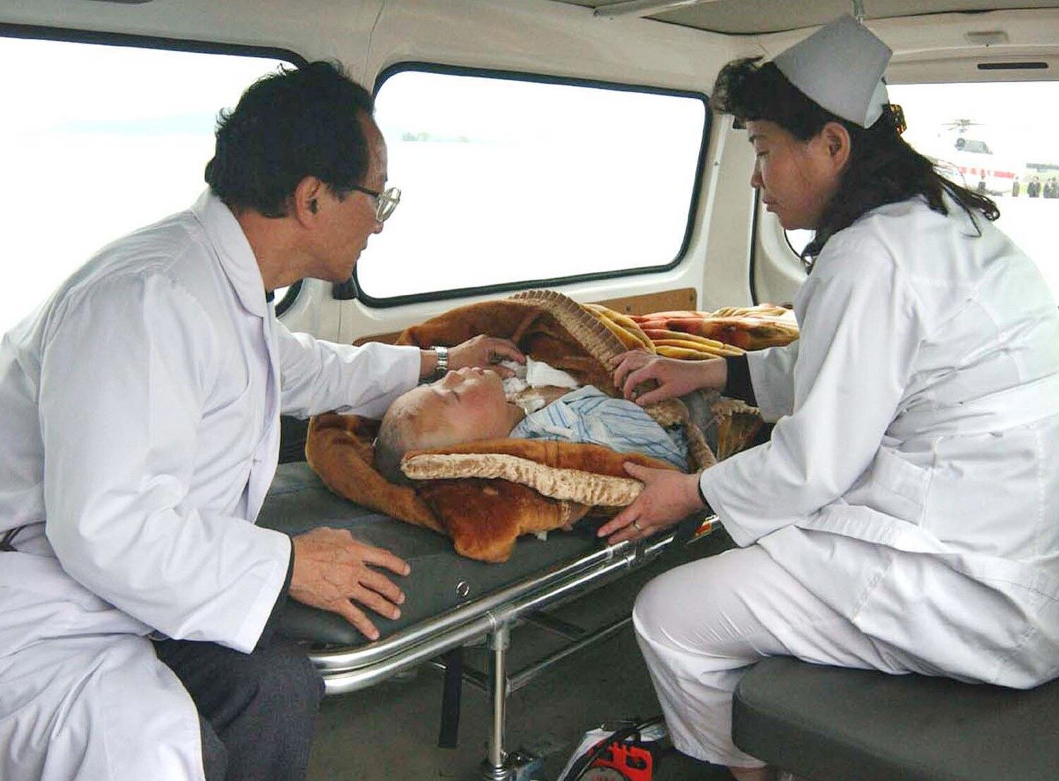 지난 2004년 룡천역 폭발사고로 다친 어린이가 평양공항에서 북한 의사와 간호사의 진료를 받으며 구급차에 실려 병원으로 이송되고 있다.