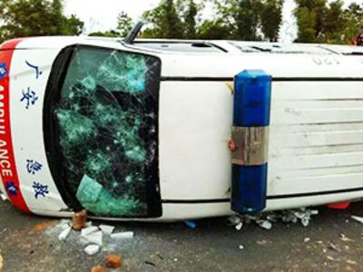 2015年5月16日,示威者掀翻警車洩憤。(現場人士攝)