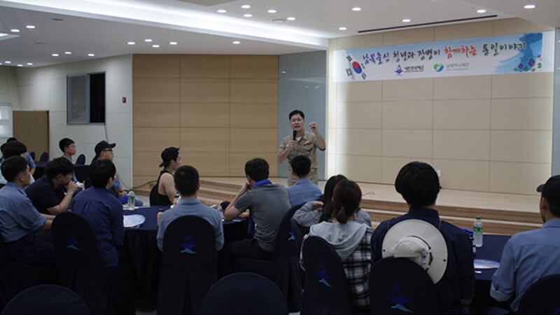 제2연평해전의 영웅, 이희완 중령으로부터 당시 교전 상황과 대한민국의 안보에 대해 듣고 있다. 