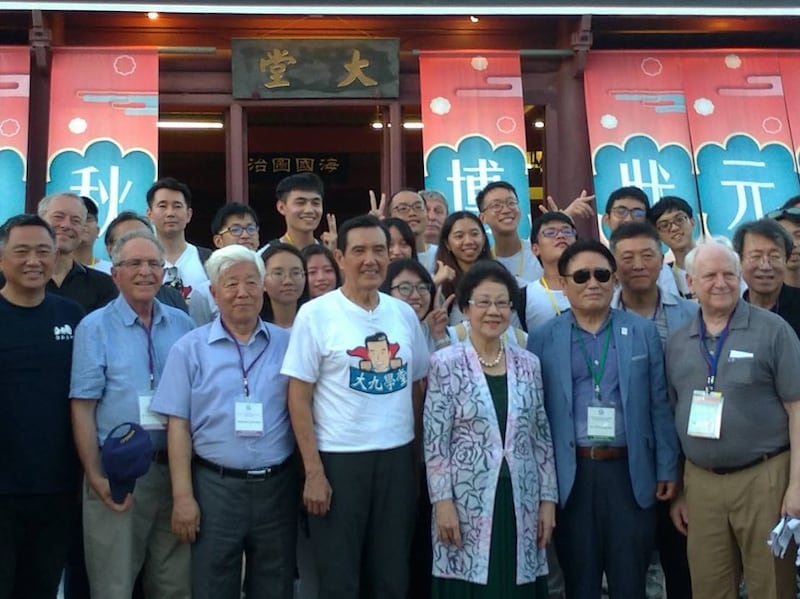 前总统马英九在金门另巧遇前副总统吕秀莲。（摘自马英九脸书粉丝页）