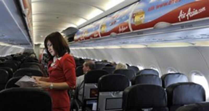 Tiếp viên trên máy bay hãng AirAsia của Malaysia. AFP PHOTO.