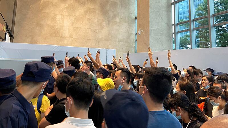 周一(13日),數百名投資者到恒大總部抗議,一度演變成衝突。(路透社)