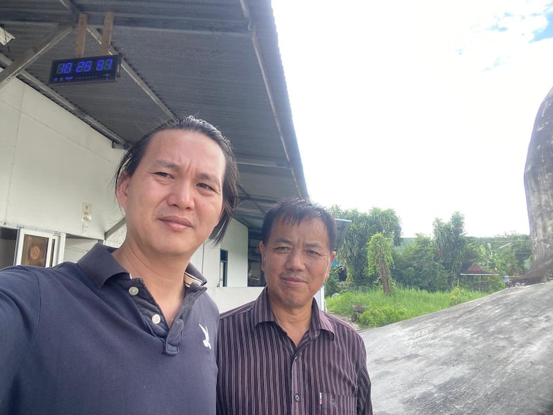 李南飞(左)与另一滞泰难民胡俊雄。(李南飞独家提供,拍摄日期不详)