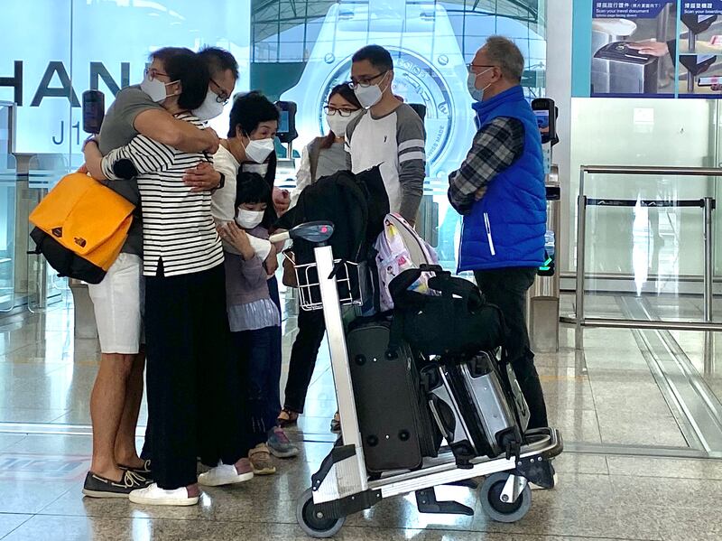 疫情下仍有大批香港人移民英國。(董舒悅 攝)