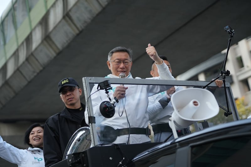 民众党总统候选人柯文哲5日在中台湾扫街拜票 (柯文哲竞办提供)
