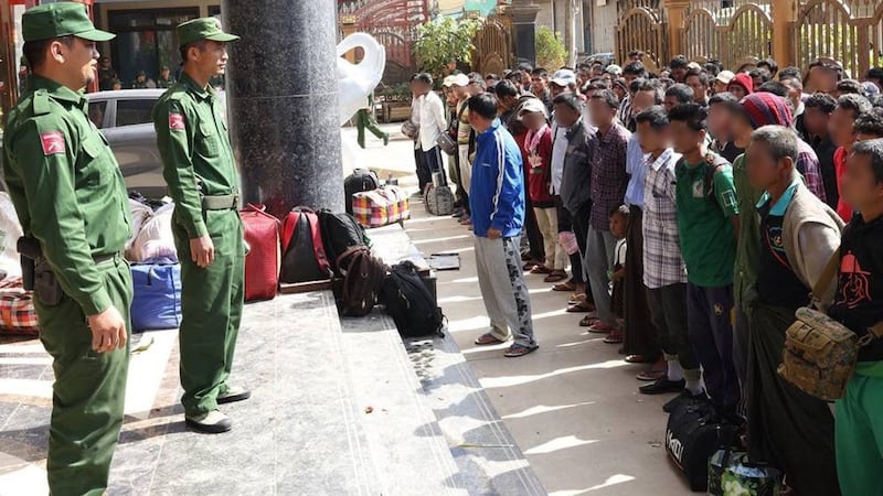 စစ်ကောင်စီ ခြေမြန်တပ်ရင်း ခမရ - ၁၂၉ တပ်ရင်းတစ်ရင်းလုံးနှင့် မိသားစုဝင်များ ကိုးကန့်တပ်မတော်ထံ လက်နက်ချအဖမ်းခံခဲ့တာကို ၂၀၂၃ ခုနှစ် နိုဝင်ဘာလ ၁၂ ရက်နေ့က တွေ့ရစဉ်။ (Photo : Three Brotherhood Alliance)