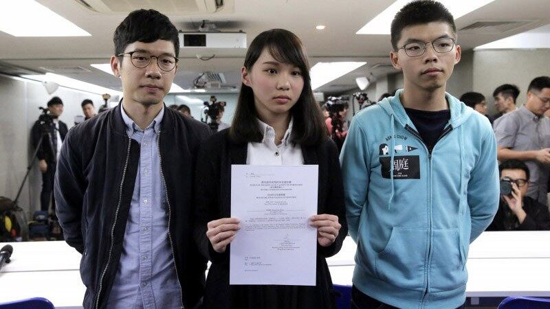 2018年1月，香港众志主席罗冠聪（左）、副秘书长周庭（中）、秘书长黄之锋（右）的合影。（美联社）
