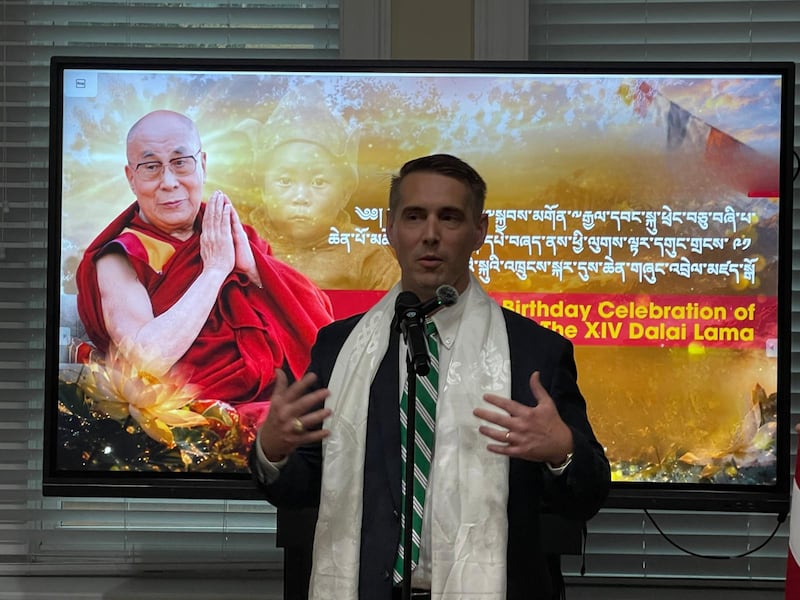 ཨ་རིའི་བོད་དོན་དམིཊ་བསལ་འབྲེལ་མཐུད་པས་༧སྐུའི་འཁྲུངས་སྐར་མཛད་སྒོར་དབུ་བཞུགས་གནང་པ།