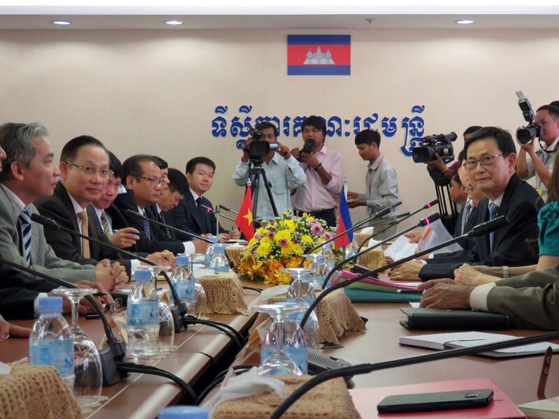 កិច្ចប្រជុំឧបតោភាគី រវាងគណៈកម្មាធិការទទួលបន្ទុកកិច្ចការព្រំដែនរបស់កម្ពុជា និងវៀតណាម នាទីស្ដីការគណៈរដ្ឋមន្ត្រី នៅថ្ងៃទី២៩ ខែសីហា ឆ្នាំ២០១៦។ RFA/San Sel