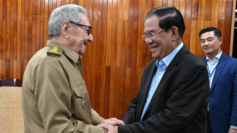 Hun Sen with Raoul castro cuba on 25-09-2022.jpg