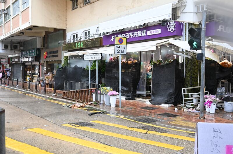 旺角花墟太子道西的花店，多以防水布阻擋積水，街上一片狼藉，雨水湧入店內，亦有店舖的花被大雨沖走。（張仕仁攝）