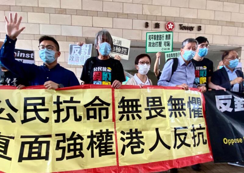 2020年9月18日，被告在法院舉起橫額，高叫「五大訴求」等口號。（劉少風 攝）