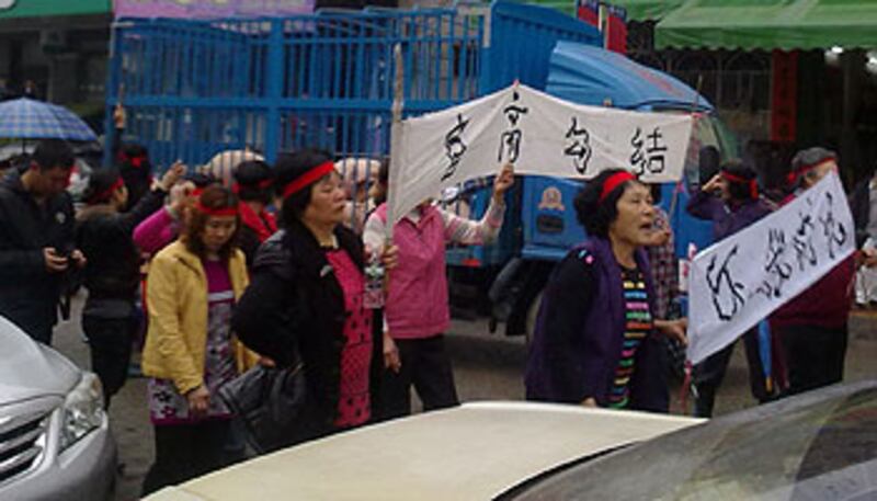Huidong_land_protest350.jpg