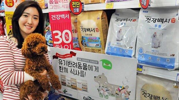 서울 홈플러스 영등포점에서 홈플러스 직원이 ‘홈플러스-카길, 유기반려동물 보호 캠페인’을 알리고 있다. 