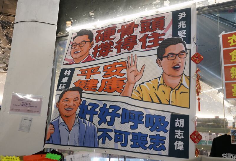 前立法會議員林卓廷、胡志偉,與尹兆堅團隊亦有商品於現場售賣。(石頭 攝)