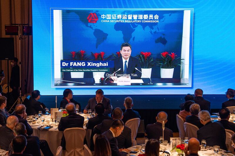 2022年11月2日，中国证监会副主席方星海在香港金融峰会上通过视频发表讲话。（美联社）
