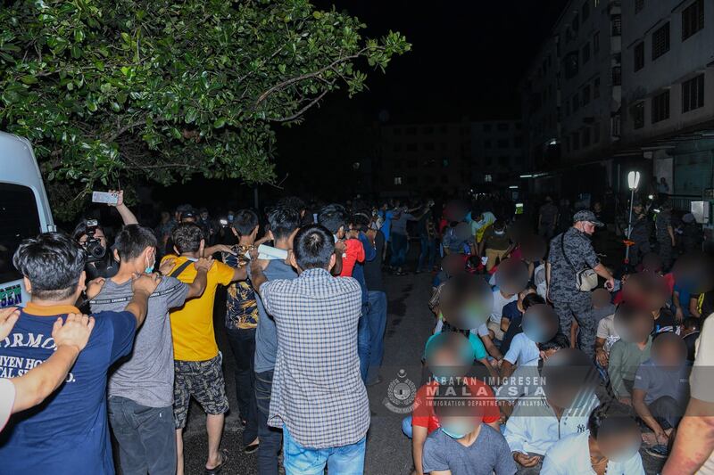 ၂၀၂၄ ခုနှစ် ဇန်နဝါရီလ ၁၉ ရက်နေ့တွင် မလေးရှား လူဝင်မှုကြီးကြပ်ရေး အာဏာပိုင်များမှ ရွှေ့ပြောင်းအလုပ်သမားများအား စစ်ဆေးနေသည့်ကို တွေ့ရစဉ်။ (Photo: Jabatan Imigresen Malaysia)