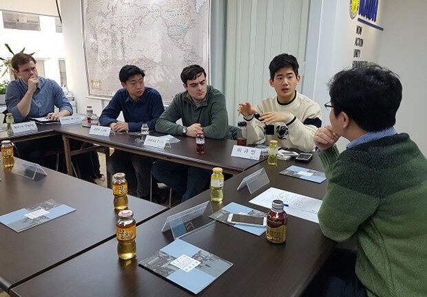 미국 예일대학교고 학생들이 지난 7일 남측 북한인권 단체인 ‘나우(NAUH)’ 사무실을 방문해 탈북청년들과 간담회를 가졌다.