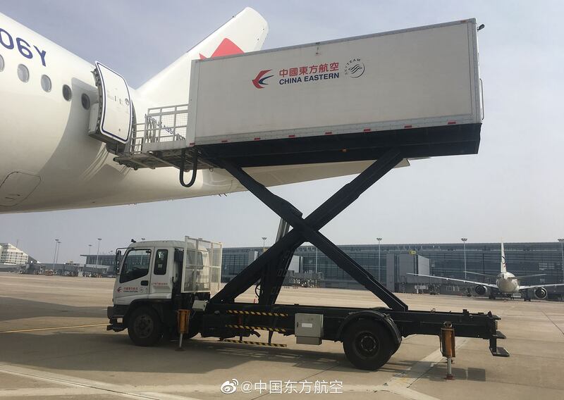 中国东方航空公司一架载有31顿防护用品的转机,启程前往意大利罗马。(东航微博)
