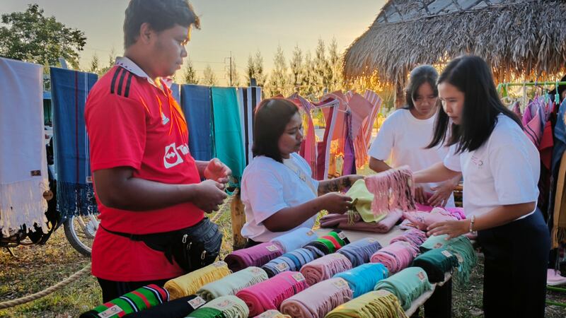 ၂ဝ၂၄ ခုနှစ် အောက်တိုဘာလ ၃ဝ ရက်နေ့က မဲဆောက်မြို့တွင် ကျင်းပခဲ့သည့် ကရင်ရိုးရာဂျပ်ခုတ်ထည်ရောင်းချပွဲ မြင်ကွင်းတစ်ခု။ (Photo: RFA)