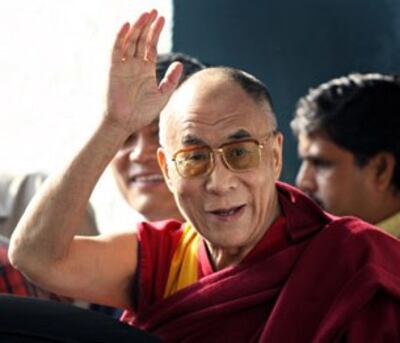 Đức Đạt Lai Lạt Ma vẫy tay chào những người ủng hộ tại bệnh viện Ma Ganga Ram ở New Delhi, Ấn Độ hôm 16.10.2008.