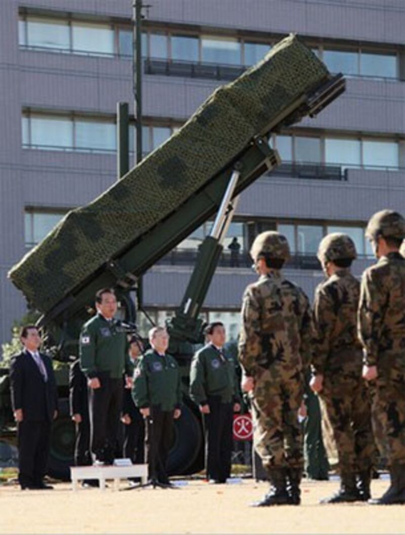 图片:日本首相野田佳彦、内阁官房长官藤村修、防卫大臣森本敏、外务大臣玄叶光一郎等相关内阁成员先后抵达各自办公地点,收集相关信息,对朝鲜的发射加强了警戒。(南洲提供)