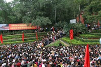 Người dân tham gia Lễ hội Đền Hùng 2014 được tổ chức tại Phú Thọ hôm 9/4/2014. Courtesy phutho.vn