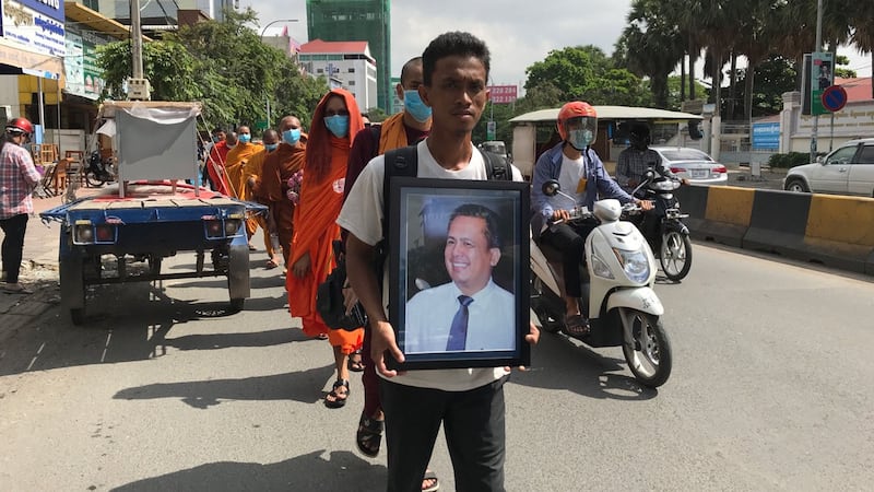 ក្រុម​យុវជន​ និង​ព្រះសង្ឃ ហែ​រូបថត​បណ្ឌិត កែម ឡី ព្រឹក​ថ្ងៃ​ទី៨ ខែ​កក្កដា ឆ្នាំ២០២០ ដើម្បី​រម្លឹក​ខួប​លើក​ទី៤ នៃ​ឃាតកម្ម​របស់​លោក នៅ​ហាង​សាំង​កាល់តិច (Caltex) បូកគោ កាល​ពី​ថ្ងៃ​ទី១០ ខែ​កក្កដា ឆ្នាំ២០១៦។