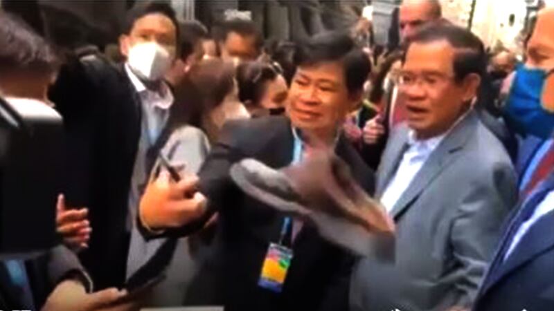 Throwing_Shoe_at_Hun_Sen7b.JPG
